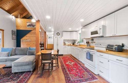 Skykomish Cabin | Stevens Pass Basecamp- minutes to skiing!