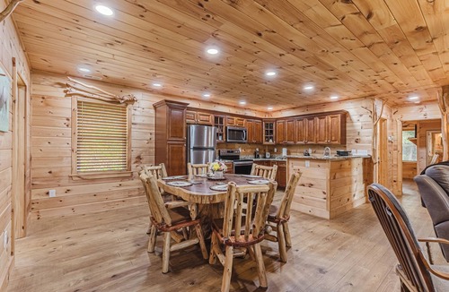 Whittier Cabin | Still Like New/Premium luxury cabin/Heavenly views/Step free/Harrahs Casino