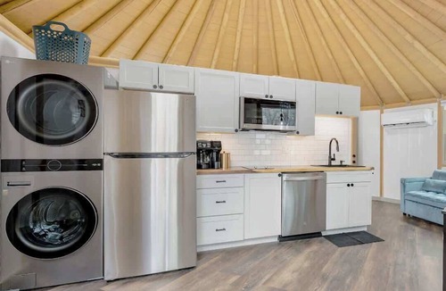 Canyon Lake Cabin | Stillwater Luxe Texas Yurt-Canin | Hot Tub | Glamp