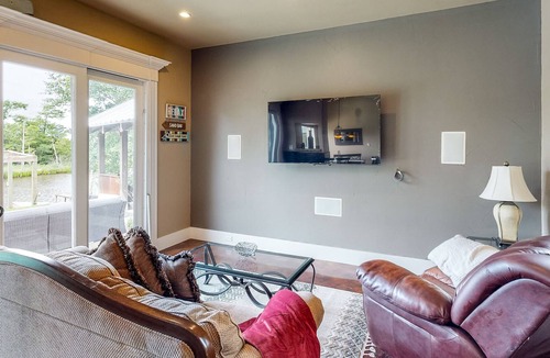 Lakeview  Jefferson County House | Stillwaters Paradise Resort-Style Pool & Jacuzzi