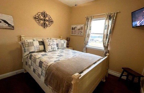 Yantis House | Stilt house on Lake Fork- Relax & Enjoy our amenities