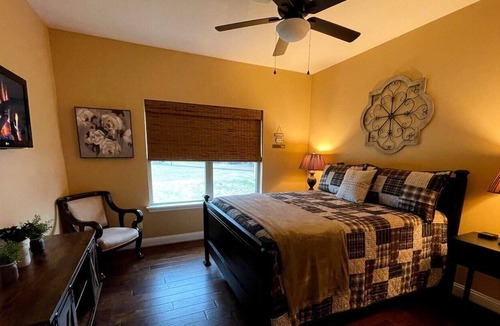 Yantis House | Stilt house on Lake Fork- Relax & Enjoy our amenities