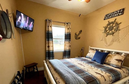 Yantis House | Stilt house on Lake Fork- Relax & Enjoy our amenities