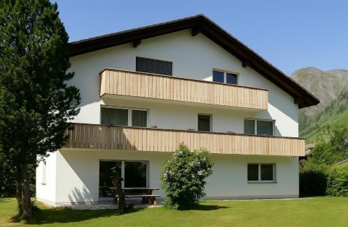 Vals Apartment | Stilvolle Dachwohnung für 4 im Thermenort Vals