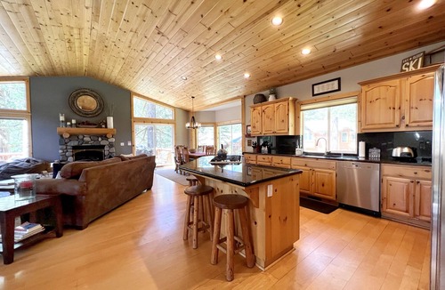 Talmont House | Stine Haus - 3 Bedroom, 2.5 Bath - HOT TUB & Beach Access!