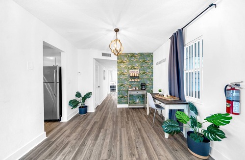 Survey Creek Apartment | Stocked Condo - Sleeps 10 - Palmwavestays