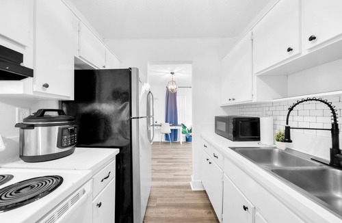 Survey Creek Apartment | Stocked Condo - Sleeps 10 - Palmwavestays