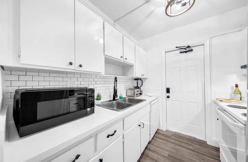 Survey Creek Apartment | Stocked Condo - Sleeps 10 - Palmwavestays