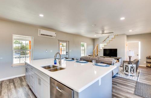 Gober House | Stocked Fishing Ponds: Texas Getaway w/Cows!