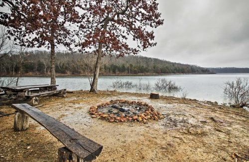 Umber View Heights Apartment | Stockton Lake Escape w/Kitchen, Half Mile to Lake