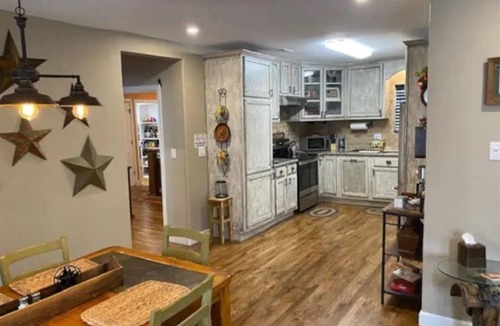 Fort Worth House | StockYards!-1.5 blk away ! Cowboy Cottage sleeps 9, TCU close by