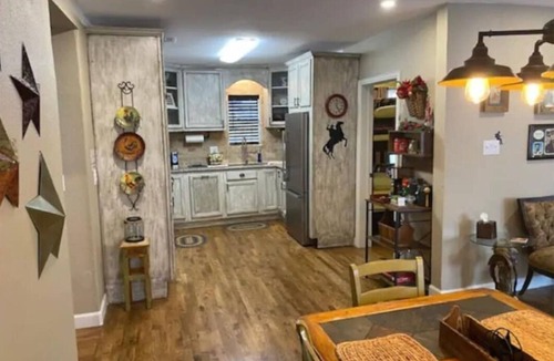 Fort Worth House | StockYards!-1.5 blk away ! Cowboy Cottage sleeps 9, TCU close by