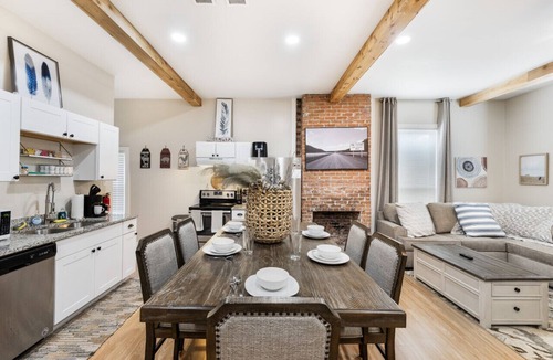 Fort Worth Cottage | Stockyards- 4min Pet Friendly 3BR Luxe Gem