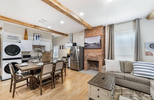 Fort Worth Cottage | Stockyards- 4min Pet Friendly 3BR Luxe Gem