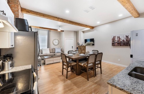 Fort Worth Apartment | Stockyards- 4min | Pet Friendly | 3BR Luxe Gem