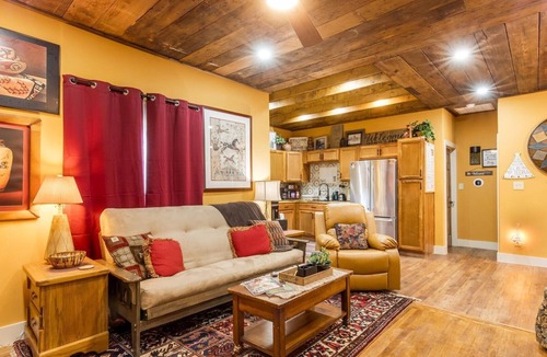 Fort Worth House | Stockyards 5 mins!-New!-Sleeps 8. Cedar House, TCU close by