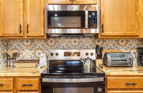 Fort Worth House | Stockyards 5 mins!-New!-Sleeps 8. Cedar House, TCU close by
