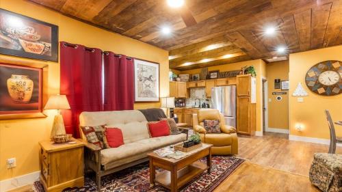 Fort Worth House | Stockyards 5 mins, New, Sleeps 8 Cedar House, TCU