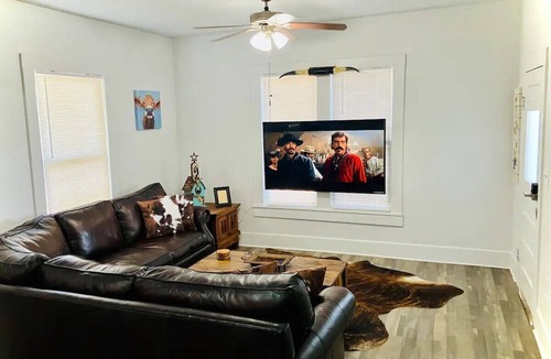 Fort Worth House | Stockyards Getaway: Western Charm Near World Cup