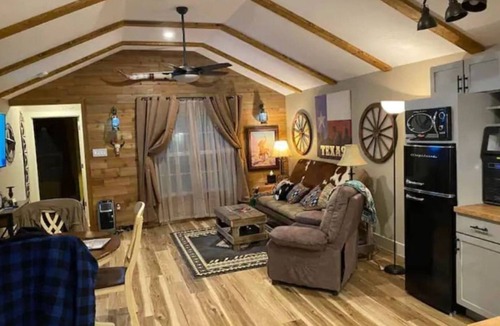 Fort Worth Cabin | Stockyards-Walk 1 Block to StockYards-Cowboy Cabin, TCU close by