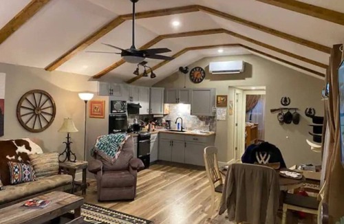 Fort Worth Cabin | Stockyards-Walk 1 Block to StockYards-Cowboy Cabin, TCU close by