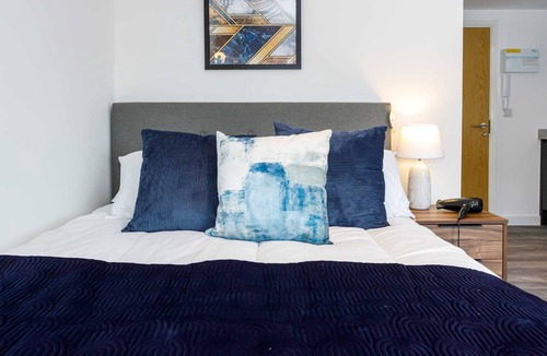 Stoke-on-Trent Apartment | Stoke-on-Trent Studio - Central Location