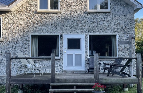 Lafontaine Cottage | Stone Cottage 5 minute walk to beach