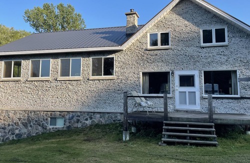 Lafontaine Cottage | Stone Cottage 5 minute walk to beach
