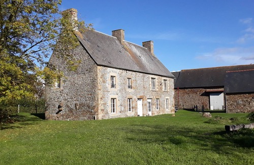 Roz-sur-Couesnon House | Stone family home (sleeps 9 to 11)