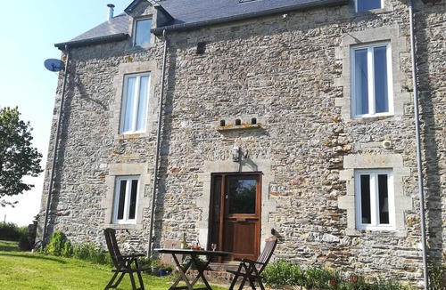 Sainte-Marguerite-d'Elle House | Stone cottage with garden