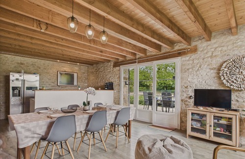 Saint-Vincent-sur-Jard Ski Chalet | Stone house, sea & pétanque – 4 adults/2 children