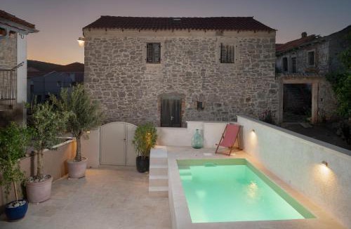 Bozava Villa | Stone house Casa Lumina