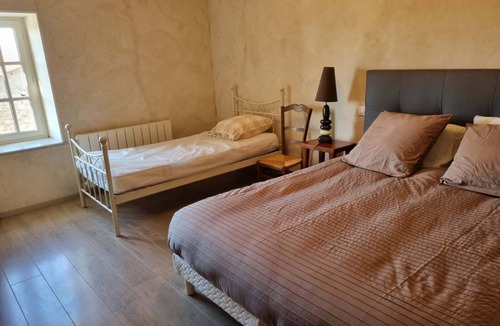 Charroux Bed & Breakfast | Stone house