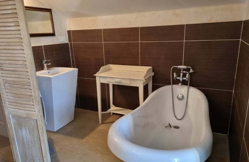 Charroux Bed & Breakfast | Stone house