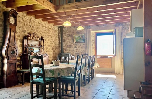 Felines House | Stone house, gîte for 10 people with disabled access
