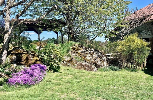 Felines House | Stone house, gîte for 10 people with disabled access