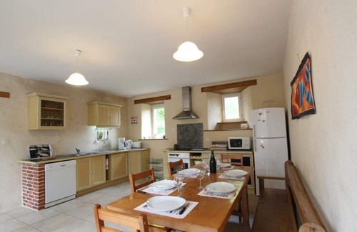 St-Denis-le-Vetu Cottage | Stone house in peace with pets allowed