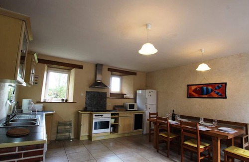 St-Denis-le-Vetu Cottage | Stone house in peace with pets allowed