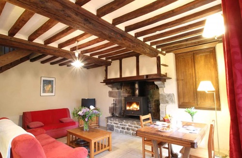 St-Denis-le-Vetu Cottage | Stone house in peace with pets allowed