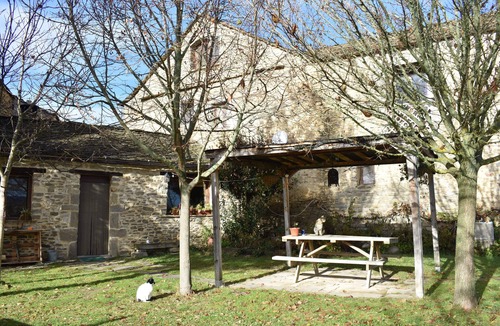 Caldearenas House | Stone house with garden