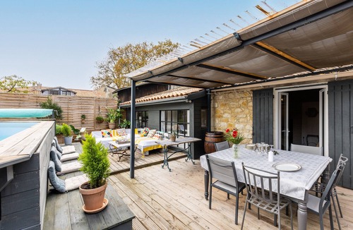 Vertheuil Villa | Stone House with Pool