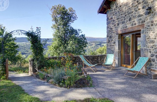 Chalmazel-Jeansagniere Cottage | Stone house with sauna and garden in Chalmazel