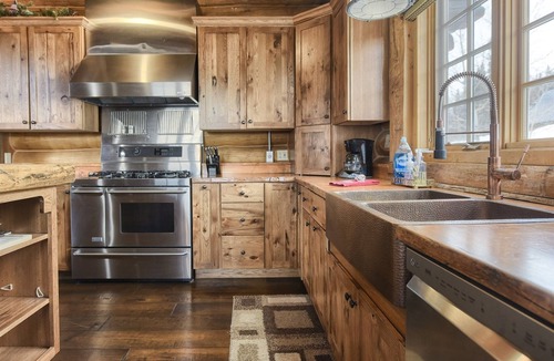Lead Cabin | Stone Lodge - Panoramic views!