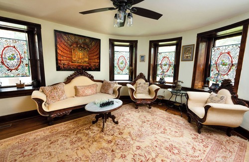 Lovettsville Bed & Breakfast | Stone Manor Boutique Inn - Country Manor with Breathtaking Gardens and Event