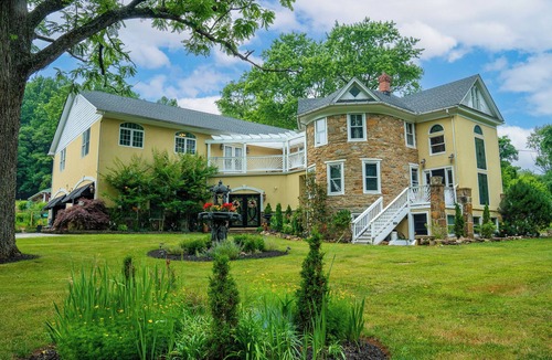 Lovettsville Bed & Breakfast | Stone Manor Boutique Inn - Country Manor with Breathtaking Gardens and Event
