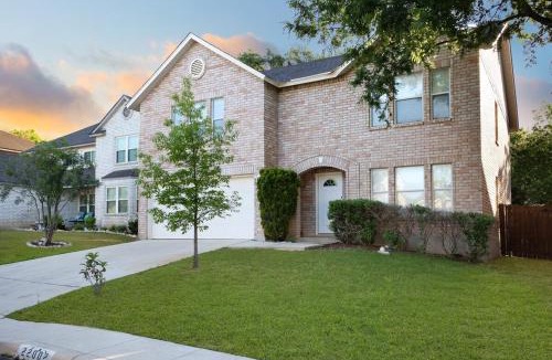 Stone Oak House | Stone oak retreat Hot Tub & Plunge Pool
