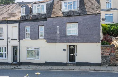 Launceston House | Stone's Throw Cottage