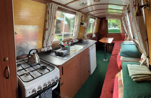 Stone Cabin | Stone - Self-Drive Boat - Sleeps 4 - Pet Friendly