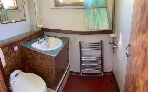 Stone House | Stone - Self-Drive Boat - Sleeps 4 - Pet Friendly