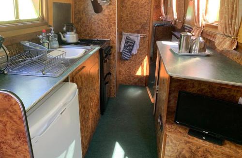 Stone House | Stone - Self-Drive Boat - Sleeps 4 - Pet Friendly